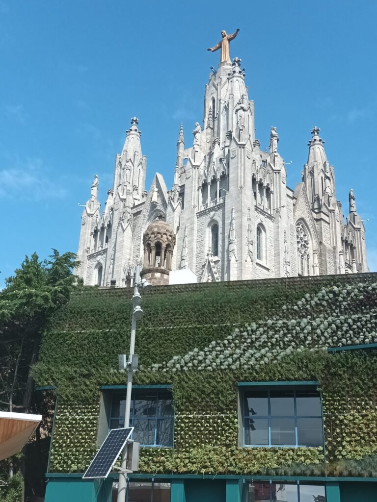 Templo del Sagrado Corazón con la estatua de Cristo en lo más alto del Parque Tibidabo en Barcelona