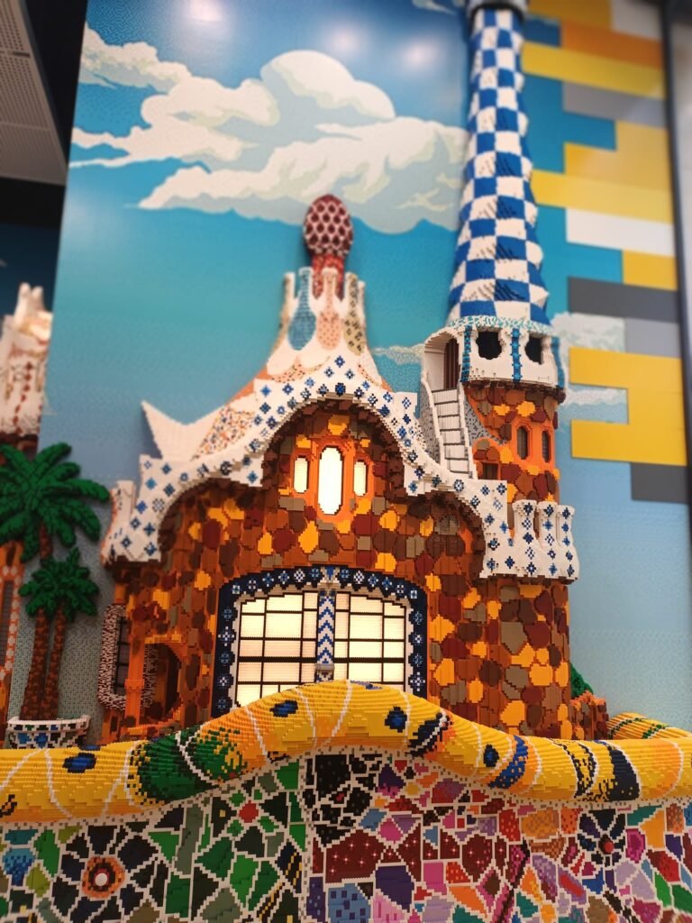 Réplica de la construcción empedrada con cruz del Parque Güell hecha en LEGO, expuesta en la Casa LEGO de La Rambla en Barcelona