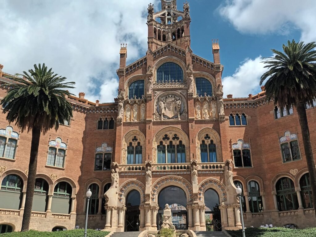 Entrada principal del Hospital de Sant Pau en Barcelona, con detalles modernistas y arquitectura majestuosa
