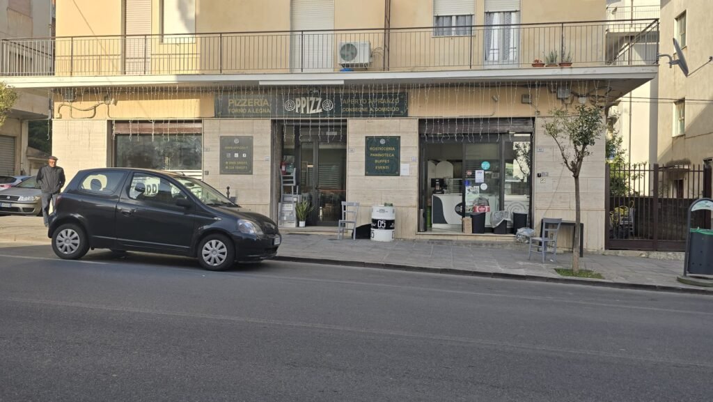 Fachada de la pizzería @PPIZZ@ en Lamezia Terme, vista de día