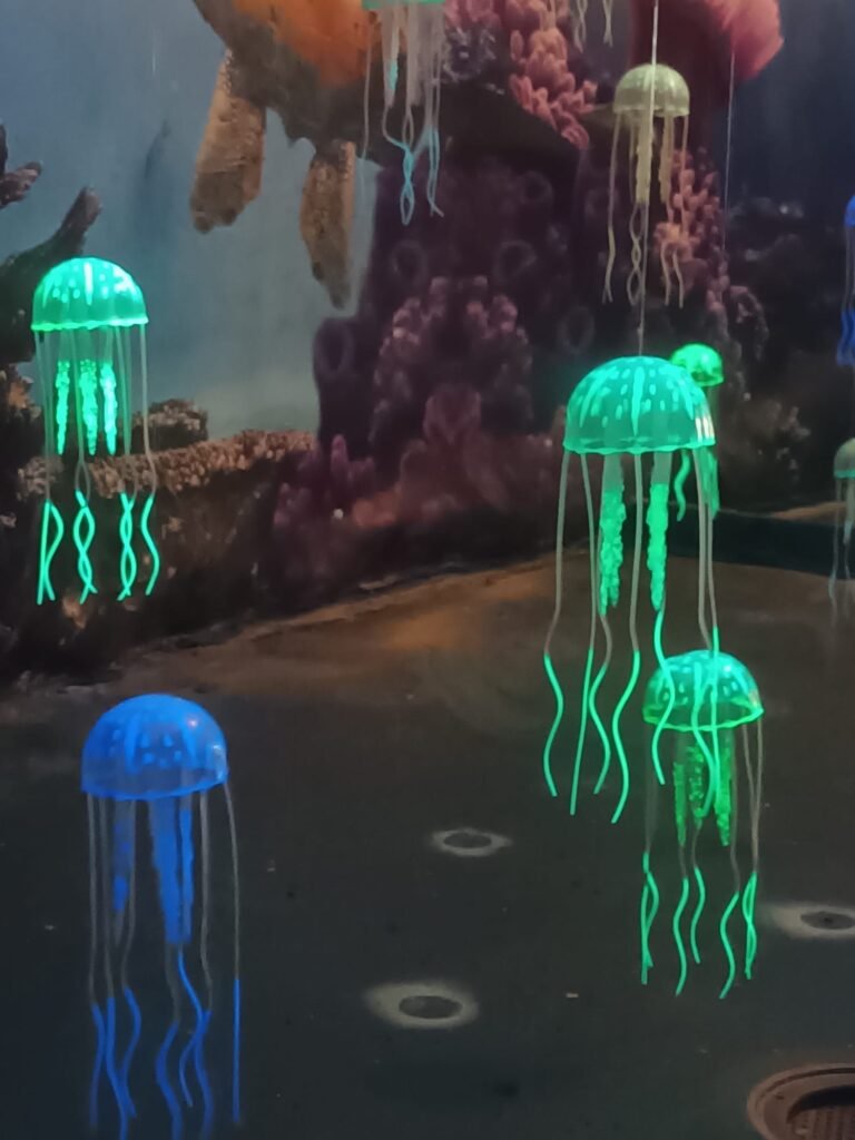 Medusas de plástico en exposición educativa sobre la contaminación marina en el Acuario de Barcelona