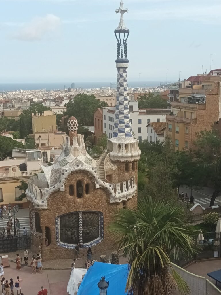 Estructura empedrada con torrecita y cruz en la salida del Parque Güell de Barcelona