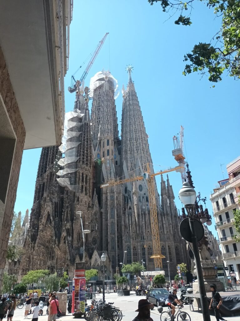 Vista de la Basílica de la Sagrada Familia en Barcelona desde la Avenida Gaudí, parcialmente cubierta por andamios de restauración