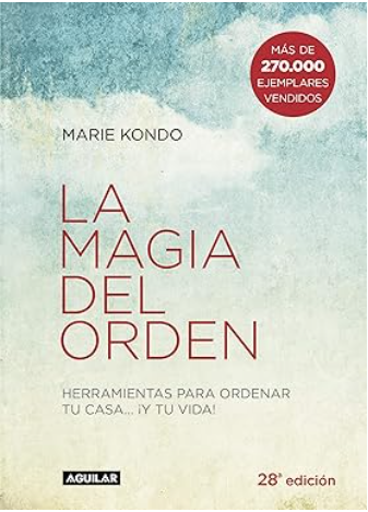 Portada del libro "La magia del orden" de Marie Kondo, con un diseño minimalista de fondo blanco y azul aguamarina, y el título en letras sencillas en rojo y gris.